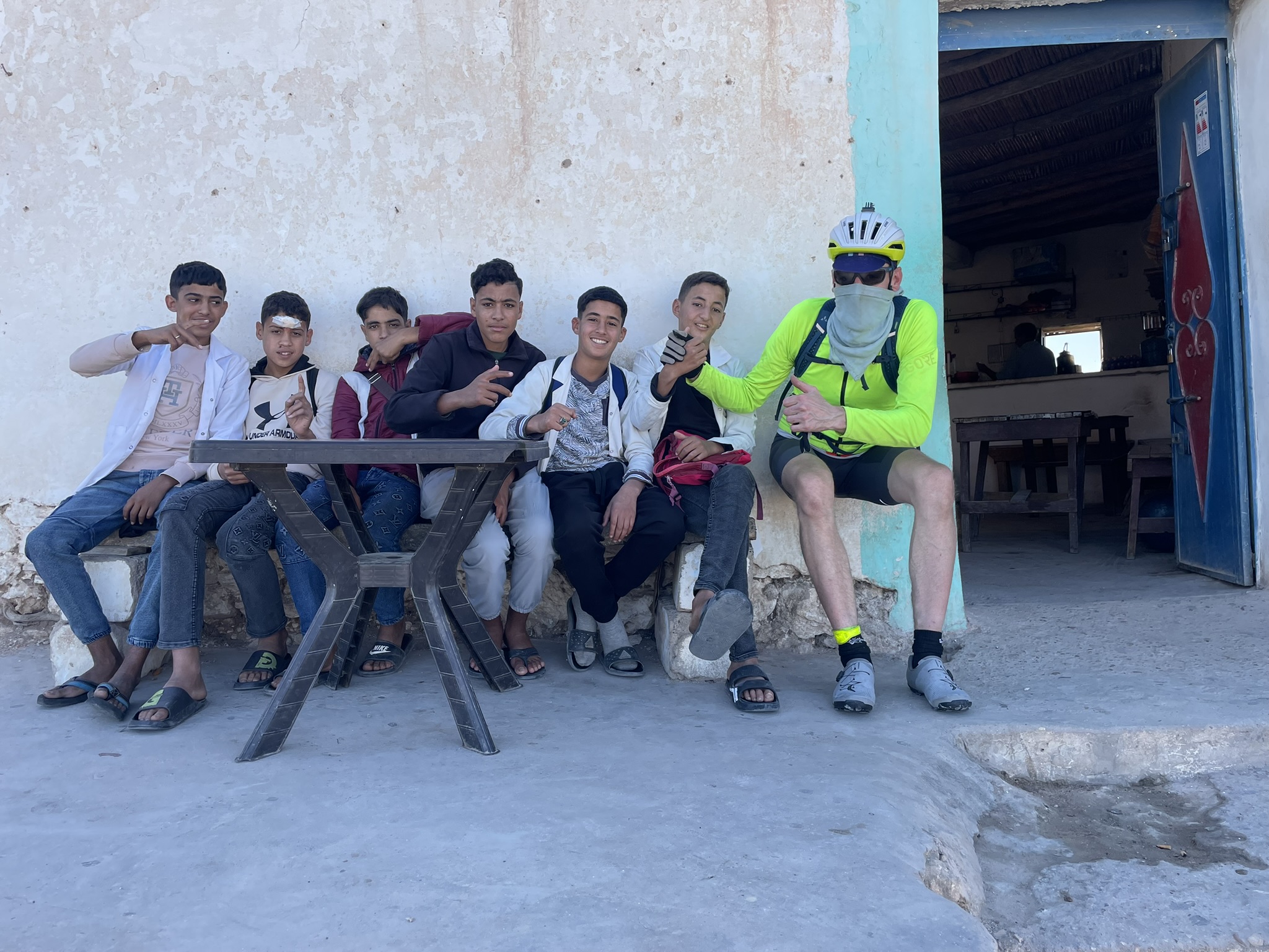 Jugendliche und Thomas in Marokko