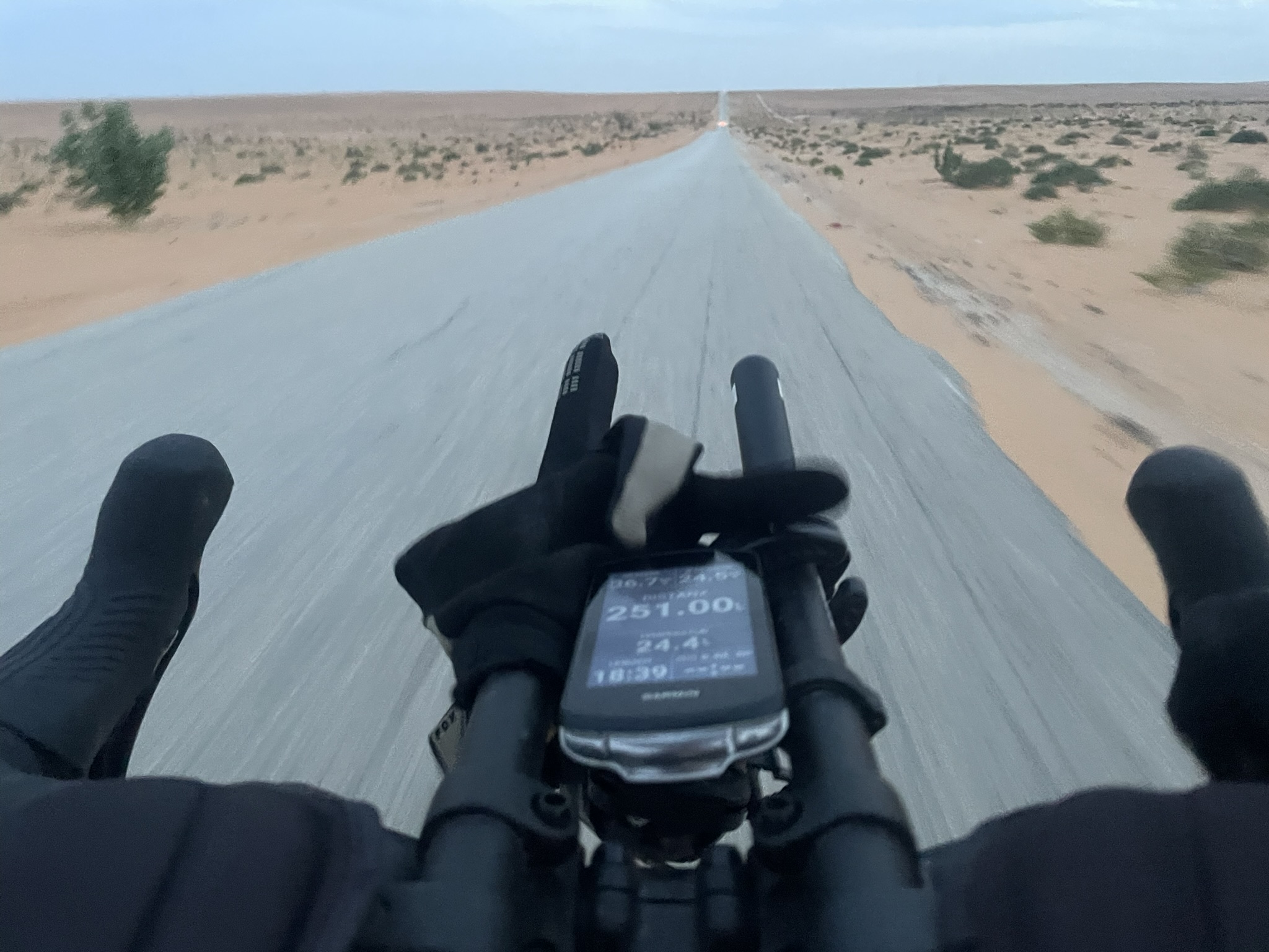 Rennradcockpit und Piste in Mauretanien